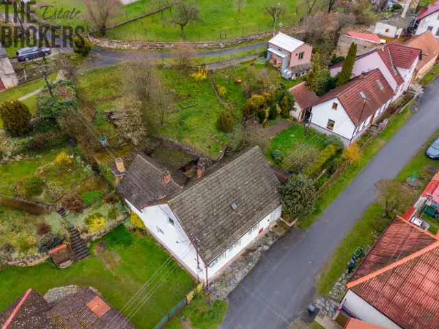 Letecký pohled na dům, dvůr a zahradu