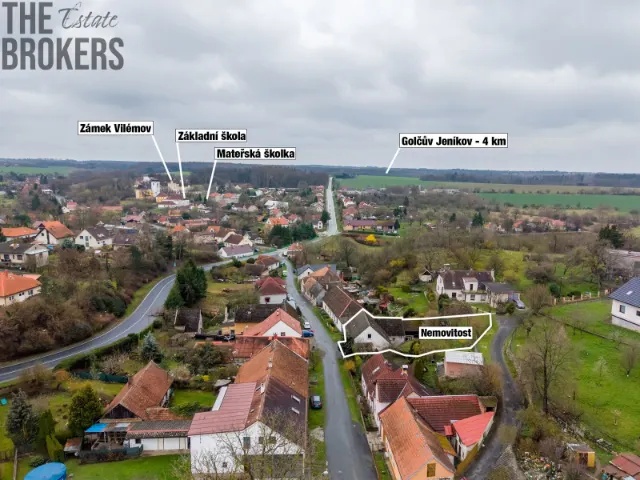 Širší okolí obce: škola, školka a zámek