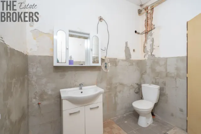 Koupelna s umyvadlem a WC