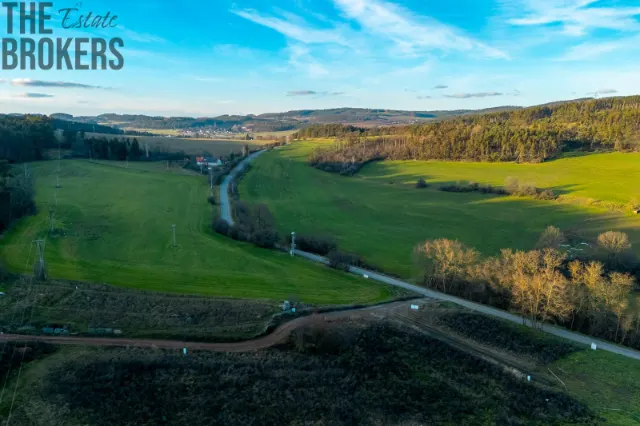 Okolí obce a příjezdová cesta